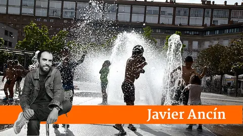 Unos niños juegan en la 'fuente de chorros' de la Plaza de Yamaguchi durante la primera ola de calor del verano en Pamplona. IÑIGO ALZUGARAY