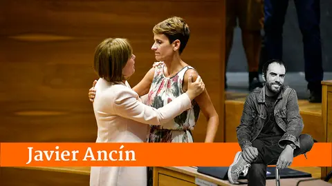 María Chivite recibe la felicitación de Uxue Barkos tras ser investida como nueva presidenta del Gobierno de Navarra PABLO LASAOSA