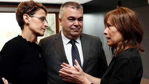 El secretario de Organización del PSOE, Santos Cerdán, junto a la presidenta del Gobierno de Navarra María Chivite y la senadora de Geroa Bai Uxue Barkos. EFE/ Jesus Diges