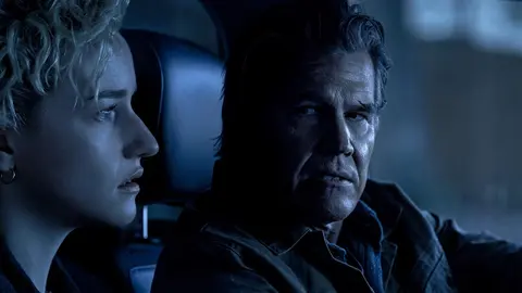 Josh Brolin y Julia Garner en Weapons.