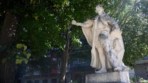 Estatuas en el paseo Sarasate de Pamplona. IÑIGO ALZUGARAY
