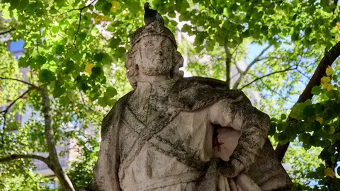 Estatuas en el paseo Sarasate de Pamplona. IÑIGO ALZUGARAY