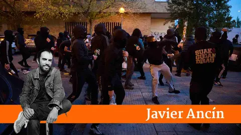 Disturbios en Pamplona frente al acto de Vito Quiles que finalmente ha sido cancelado. PABLO LASAOSA