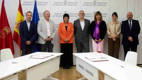 El Gobierno de Navarra y Bildu posan juntos tras la firma del acuerdo presupuestario. GOBIERNO DE NAVARRA