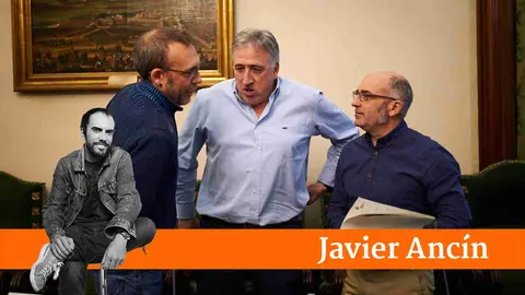Endika Alonso, Joseba Asirón y Joxe Abaurrea (Eh Bildu) antes del pleno del Ayuntamiento.
