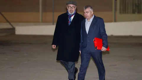 El ex secretario de Organización del PSOE Santos Cerdán (d), junto a su abogado Jacobo Teijelo (i), ha salido pasadas las 19:15 horas de este miércoles de la cárcel de Soto del Real (Madrid), después de que el juez que lo investiga el Tribunal Supremo haya acordado su libertad tras pasar casi cinco meses en prisión preventiva. EFE/ Rodrigo Jiménez