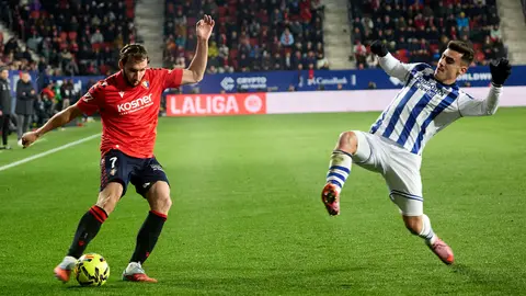 Jon Moncayola (7. CA Osasuna) y Ander Barrenetxea (7. Real Sociedad) durante el partido de La Liga EA Sports entre CA Osasuna y Real Sociedad disputado en el estadio de El Sadar en Pamplona. IÑIGO ALZUGARAY