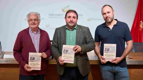 El presidente del Parlamento de Navarra Unia Hualde entre el autos y el editor del libro Biograf&iacute;a de la socialista Julia &Aacute;lvarez Resano (1903-1948). Rep&uacute;blica, guerra y exilio. PARLAMENTO DE NAVARRA