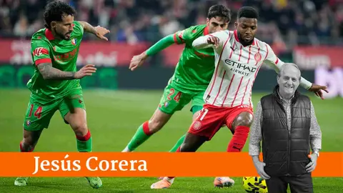 GIRONA, 10/01/2026.- El centrocampista franc&eacute;s del Girona, Thomas Lemar (d), se lleva el bal&oacute;n ante los jugadores de Osasuna, Rub&eacute;n Garc&iacute;a (i) y Alejandro Catena, durante el encuentro correspondiente a la jornada 19 de Laliga EA Sports que disputan hoy s&aacute;bado Girona y Osasuna en el estadio municipal de Montilivi, en la capital gerundense. EFE/David Borrat.