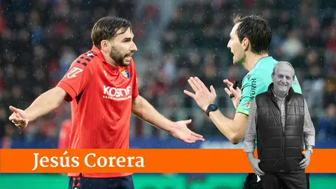 Jon Moncayola (7. CA Osasuna) y Ricardo de Burgos Bengoetxea (&aacute;rbitro del partido) durante el partido de La Liga EA Sports entre CA Osasuna y Villarreal CF disputado en el estadio de El Sadar en Pamplona. I&Ntilde;IGO ALZUGARAY