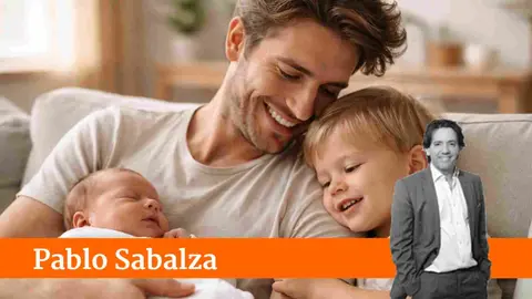 Un padre con sus hijos en brazos.