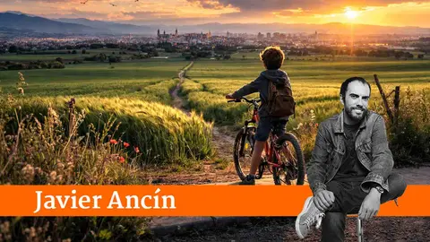 Un ni&ntilde;o mirando el atardecer en los l&iacute;mites de la ciudad.