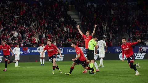 Los jugadores de Osasuna celebran el gol de Ra&uacute;l Garc&iacute;a (2-1) durante el partido de La Liga EA Sports entre CA Osasuna y Real Madrid CF disputado en el estadio de El Sadar en Pamplona. I&Ntilde;IGO ALZUGARAY