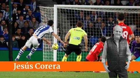 El delantero portugu&eacute;s de la Real Sociedad, Gon&ccedil;alo Guedes, tras golpear el bal&oacute;n para conseguir el segundo gol del equipo donostiarra. EFE / Juan Herrero.