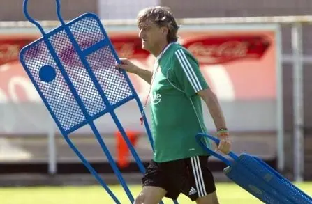 Enrique Mart&iacute;n, en un entrenamiento en Tajonar. /CA Osasuna.