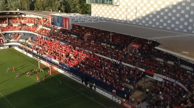 Grader&iacute;o Sur en el estadio del Sadar.