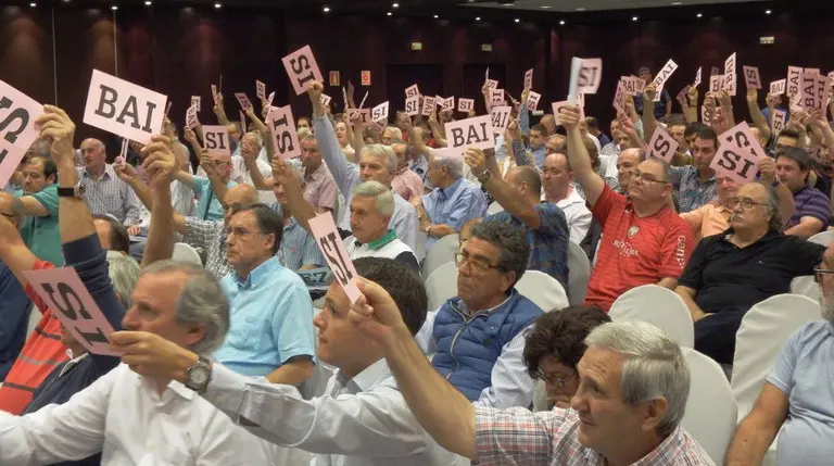 Votaci&oacute;n en una asamblea de Osasuna.