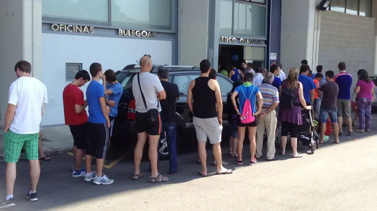 Exterior del estadio del Sadar con aficionados de Osasuna.