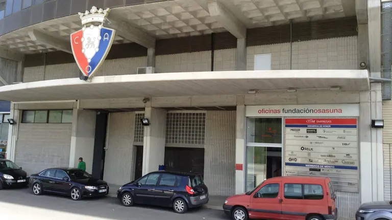 Exterior del estadio del Sadar.