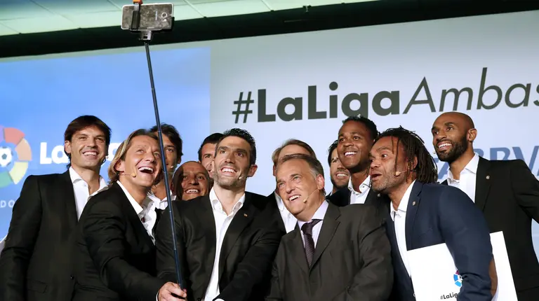 GRA289 MADRID 17/9/2015 El presidente de la Liga de F&uacute;tbol Profesional, Javier Tebas, y el director general de la LFP en Oriente Medio y Norte de &Aacute;frica, Fernando Sanz, posan para un selfi con David Albelda, Ismael Urzaiz, M&iacute;chel Salgado, Fernando Morientes, Roberto Carlos, Gaiza Mendieta, Luis Figo, Fr&eacute;deric Kanout&eacute;, Patrick Kluivert y Christian Karembeu, los diez futbolistas que trabajar&aacute;n con La Liga en la expansi&oacute;n de su imagen a nivel internacional, durante su presentaci&oacute;n hoy en Madrid. EFE/Sergio Barrenechea