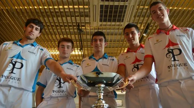 Pelotaris aficionados con el trofeo.