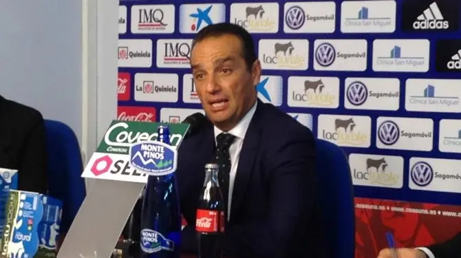 El entrenador Jos&eacute; Luis Oltra en El Sadar.