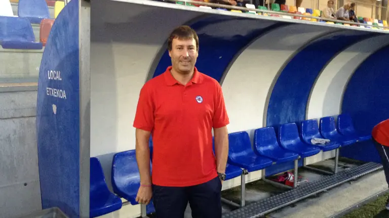 Unai J&aacute;uregui en el banquillo de Mutilva.