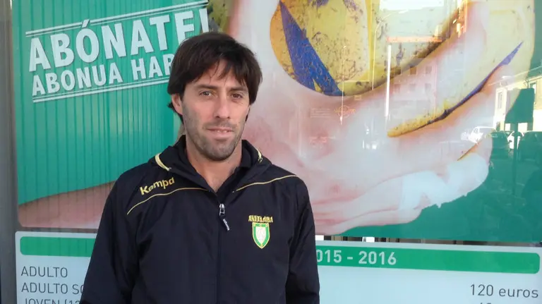 Iñaki Pérez entrenaba al Helvetia Anaitasuna.