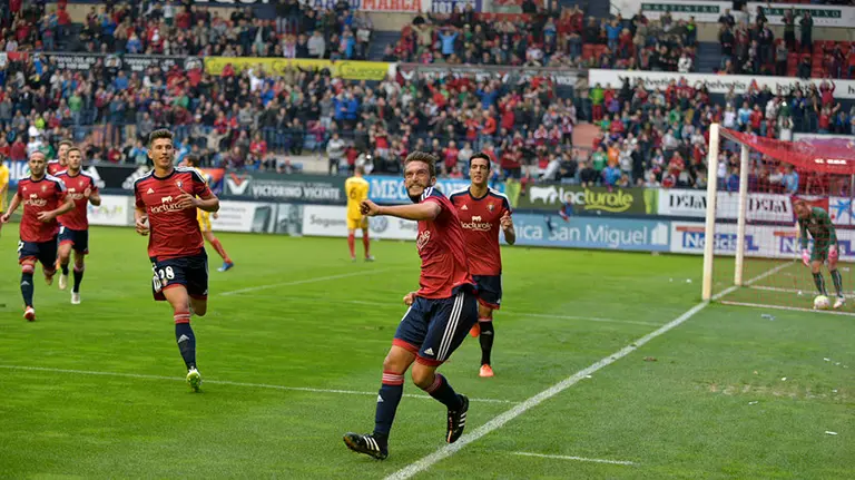 Roberto Torres celebra uno de sus 3 goles.. PABLO LASAOSA