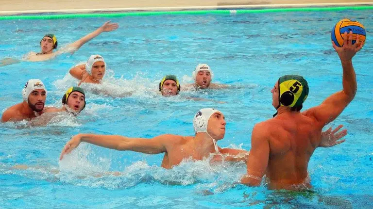 Jugada de ataque del Waterpolo Navarra.