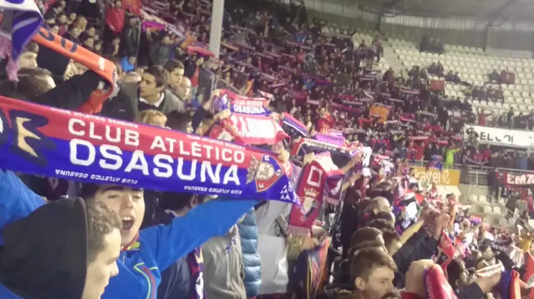 Aficionados de Osasuna en Mendizorroza. Archivo.