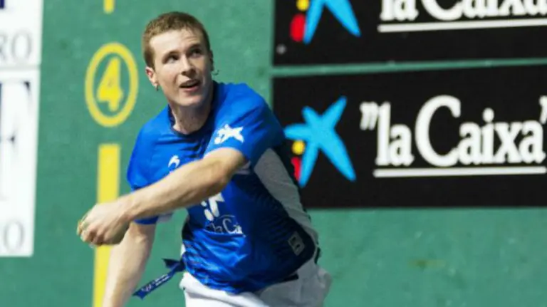 El pelotari Iñaki Artola en acción. Foto web Asegarce.