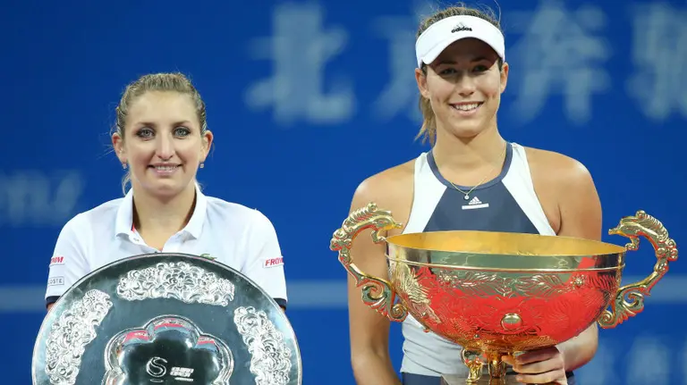 Bacsinszky y Muguruza con sus trofeos. EFE.
