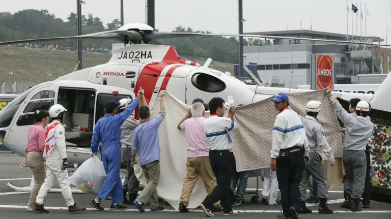 De Ángelis es trasladado en helicoptero. EFE.