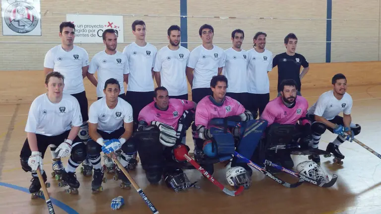 Formación del Iruña hockey patines.