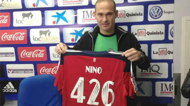 Nino sujeta la camiseta con su nombre y el número de partidos jugados.