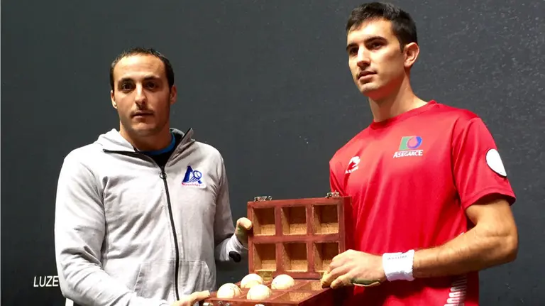 Irujo y Urrutikoetxea con el material. Foto web Aspe.