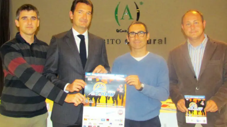 Organizadores de la carrera posan en rueda de prensa.