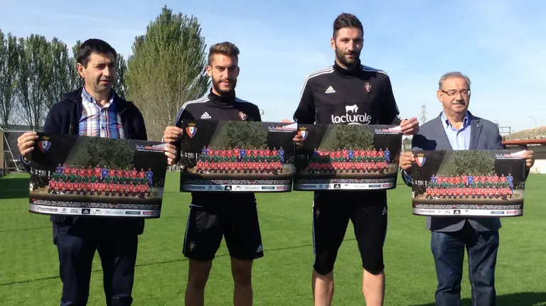 Garro, Torres, Milic y Medrano sostienen el póster.