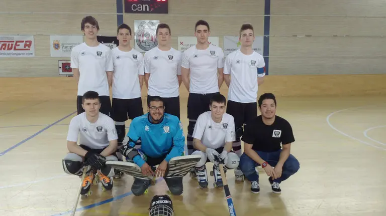 Equipo junior del Iruña en la pista de la Rochapea.