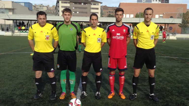 Trio arbitral y capitanes del Beti Onak-Osasuna en Villava.