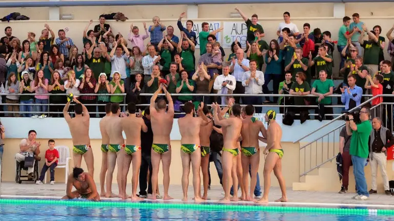 Los jugadores del WP Navarra aplauden a su público.