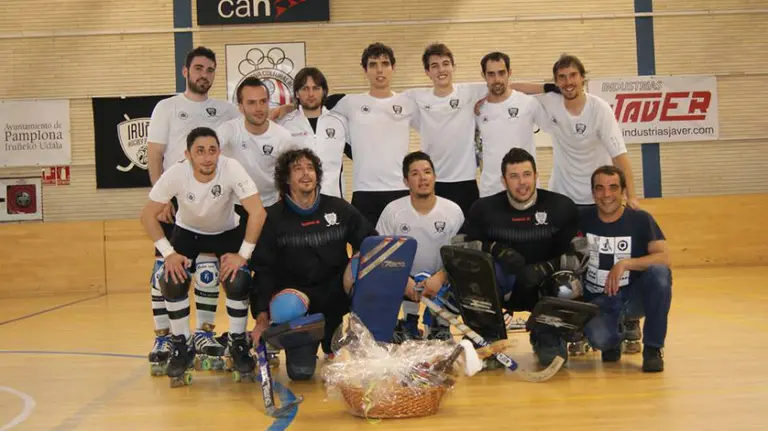Equipo Iruña hockey patines en la Rochapea.