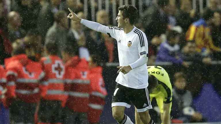 Gayá celebra el segundo gol del Valencia en Mestalla. EFE.