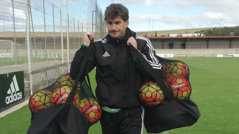 Richard Sanzol lleva los nuevos balones en Tajonar.