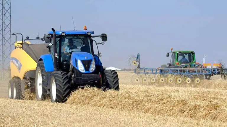 Un tractor en Navarra. ARCHIVO