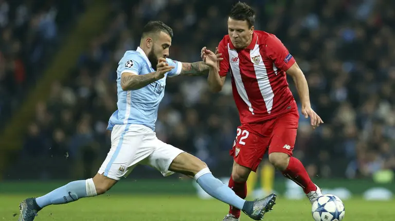 El Sevilla perdió en el último minuto en Manchester. EFE.