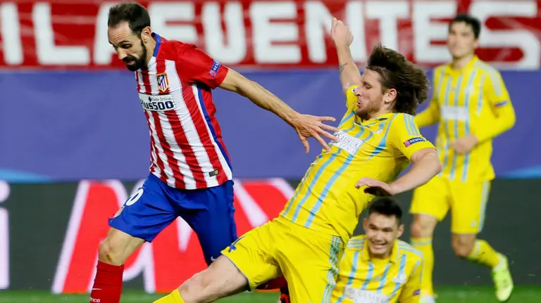 Juanfran en acción ante el Astana kazajo en el Calderón. EFE.