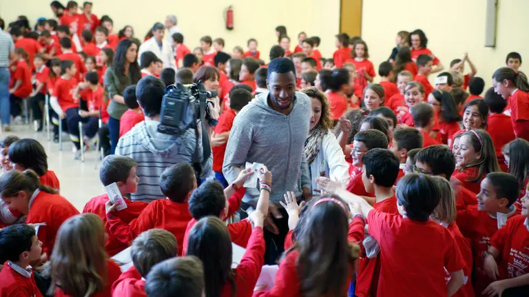 Jordan Loties con los alumnos del colegio Amigó.