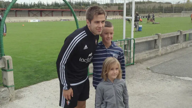 Pucko posando con dos chavales en Tajonar.